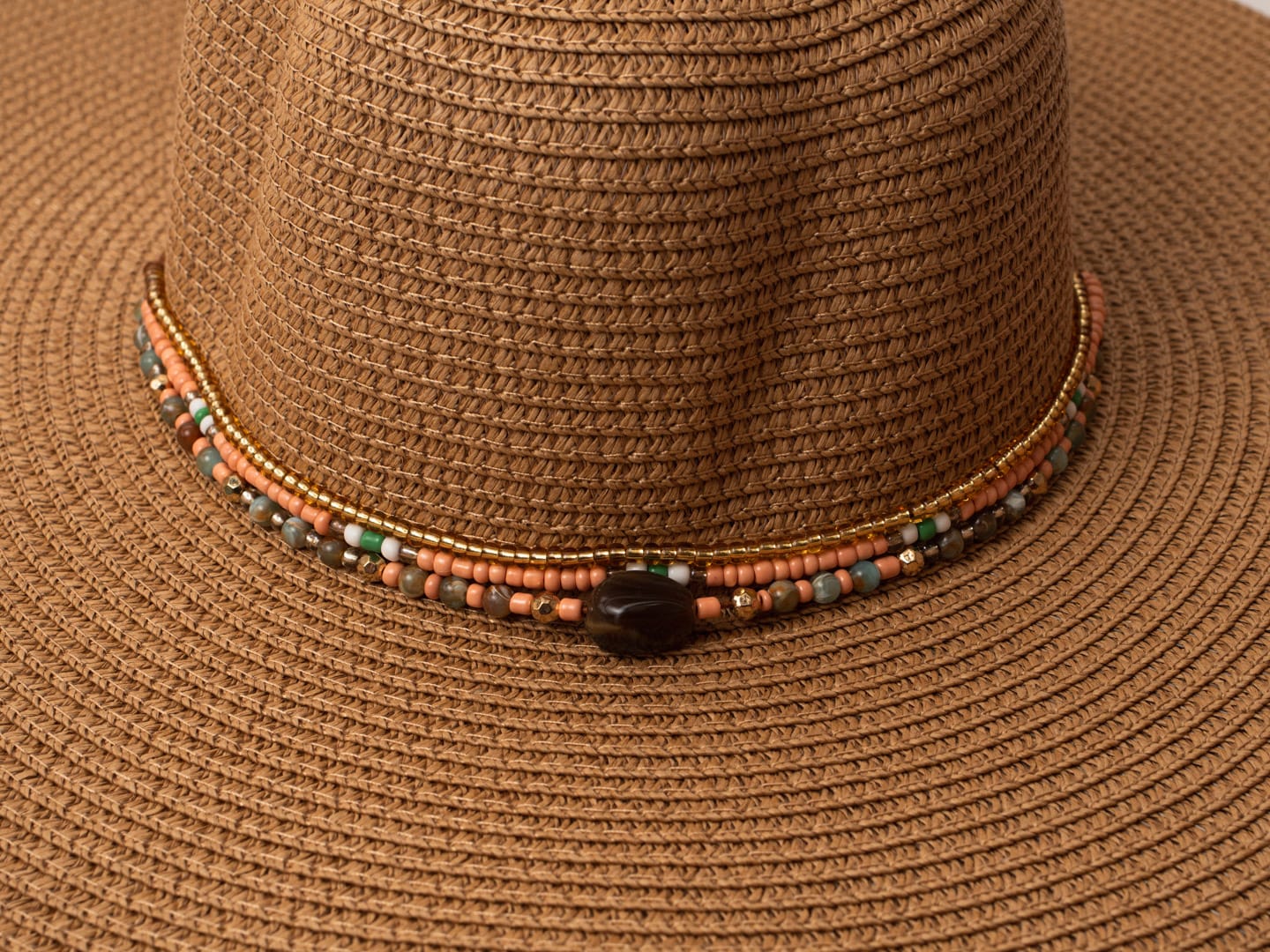 Sombrero Aleron con collar decorativo