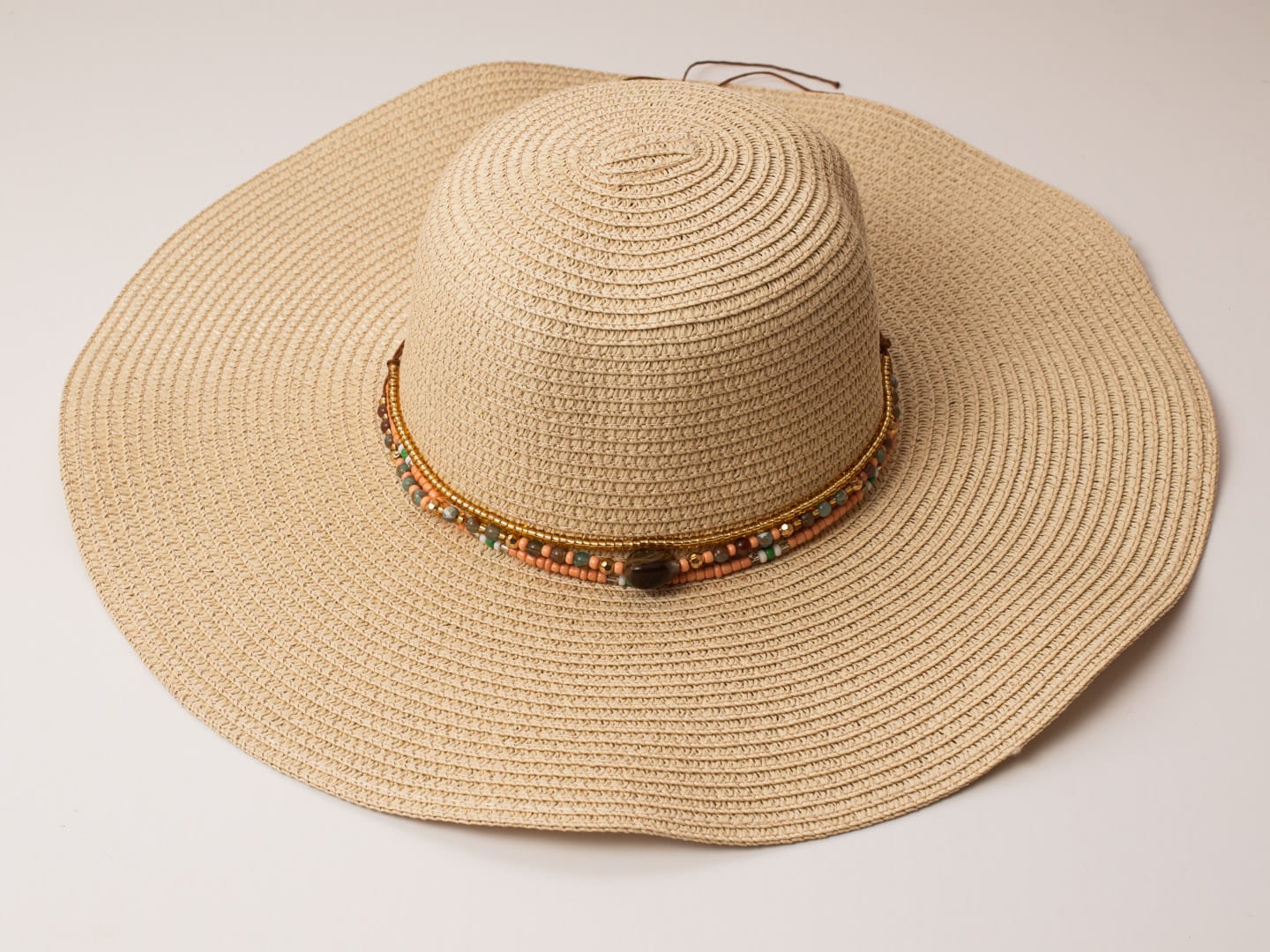 Sombrero Aleron con collar decorativo