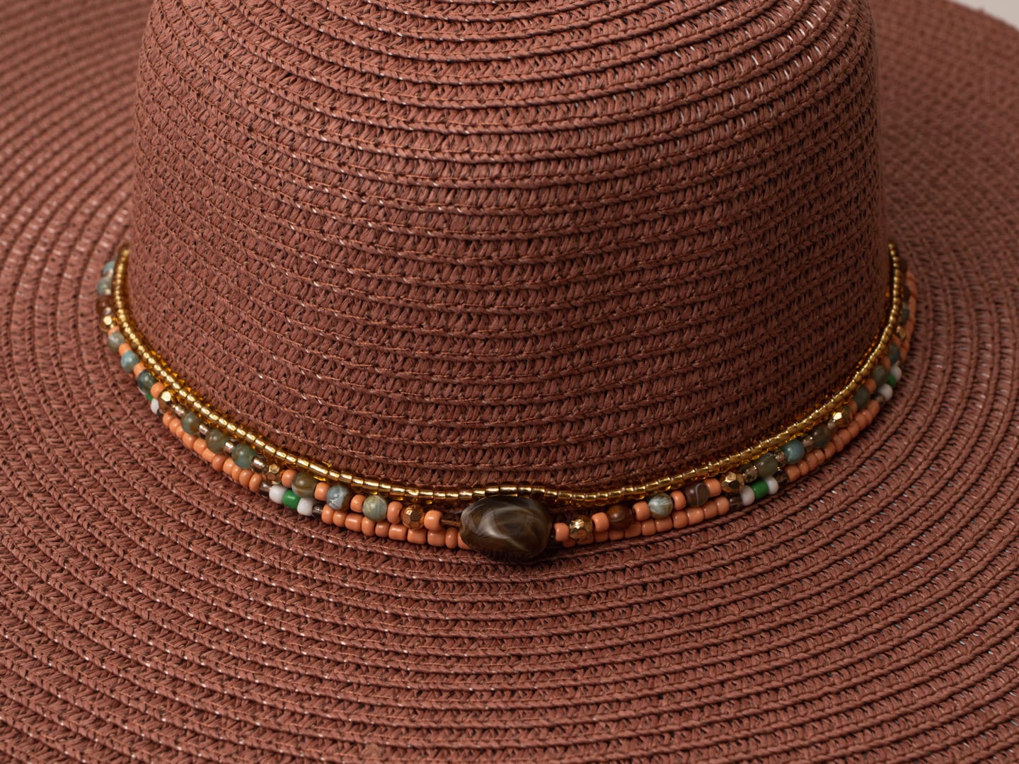 Sombrero Aleron con collar decorativo