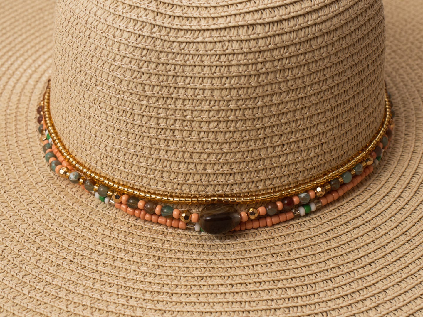 Sombrero Aleron con collar decorativo